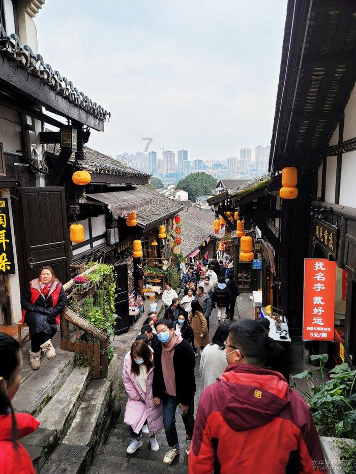 1岁萌娃误将自己锁房间内,爸爸害怕踹门误伤到孩子,急得拿锤子将门砸了个大窟窿